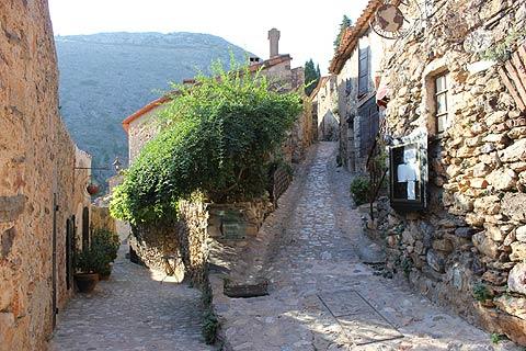 1 attractive-narrow-streets